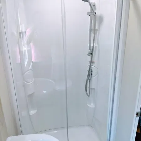 Large 4 Person Couples And Family Caravan In Newquay Bay