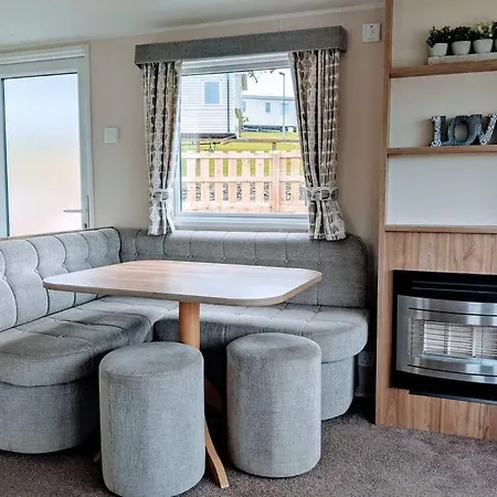 Apartment Large 4 Person Couples And Family Caravan In Newquay Bay