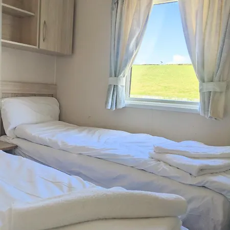 Large 4 Person Couples And Family Caravan In Newquay Bay