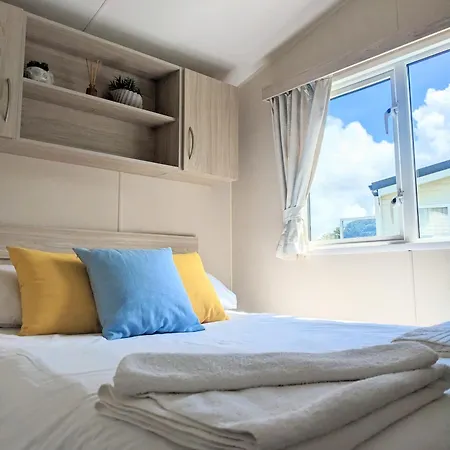 Large 4 Person Couples And Family Caravan In Newquay Bay Apartment *