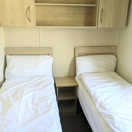 Large 4 Person Couples And Family Caravan In Newquay Bay Apartment